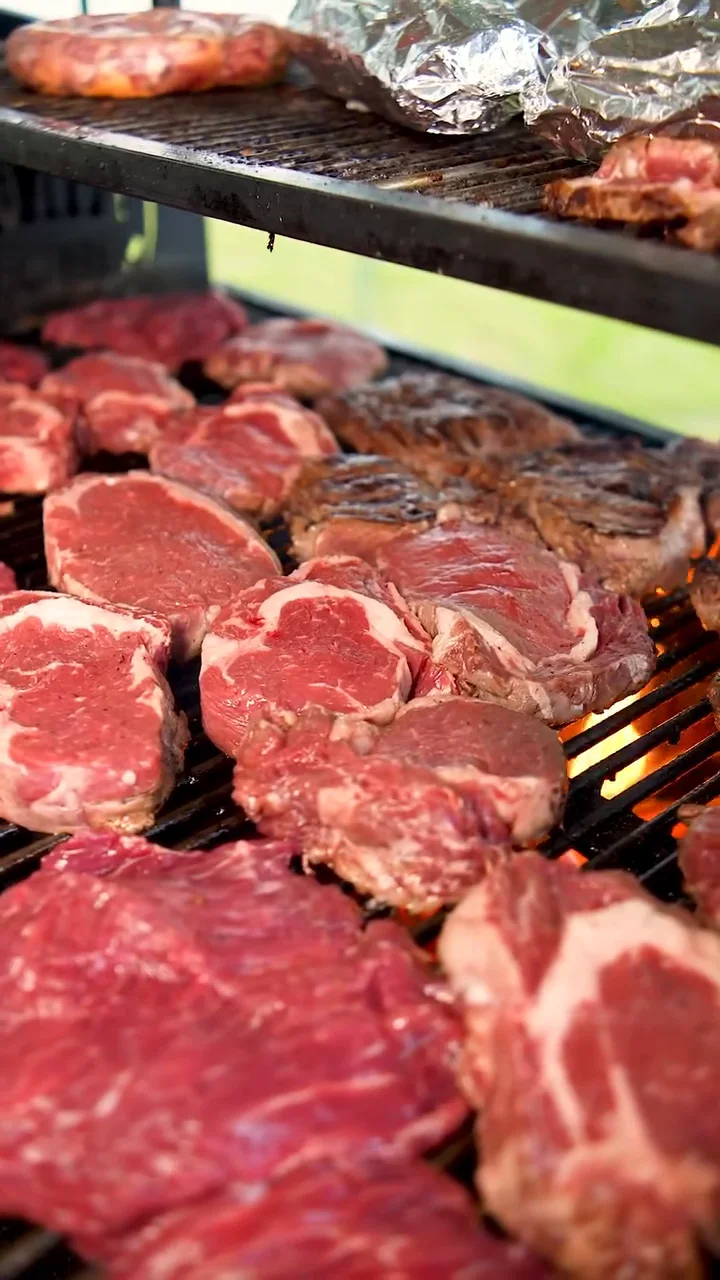 Carnes sendo preparadas na grelha sobre a brasa