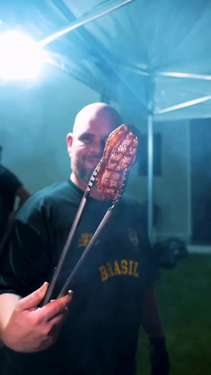 Fabio apresentando uma carne preparada na brasa